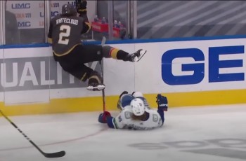 Une belle envolée de Zach Whitecloud après une charge manquée