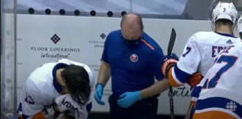 Mathew Barzal blessé deux fois par... ses coéquipiers