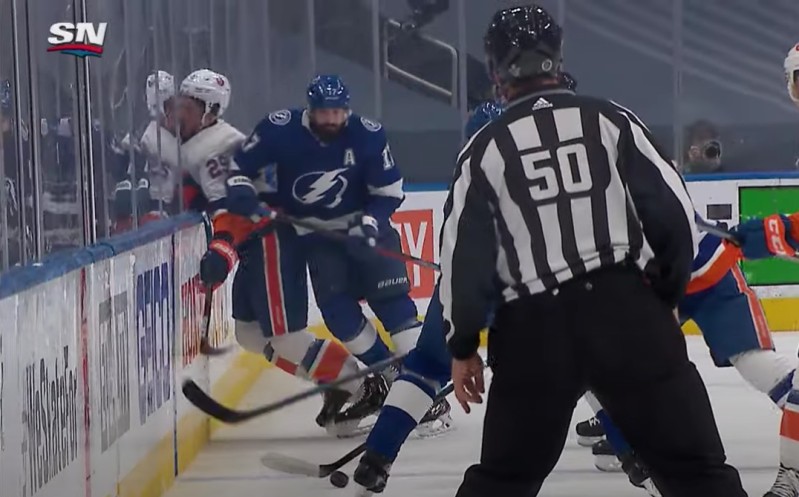 Alex Killorn n'y est pas allé de main morte sur cette charge
