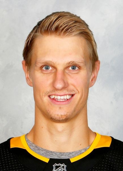 Nick Bjugstad passe des Penguins au Wild