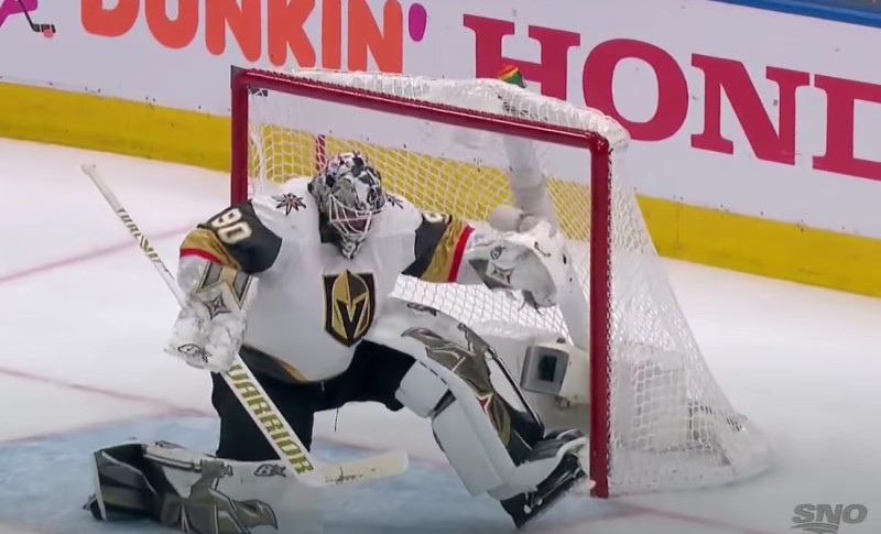 Robin Lehner prend un tir d'Alexander Radulov dans le cou