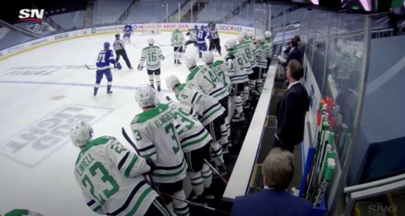 Pat Maroon pénalisé pour avoir envoyé le puck sur le banc adverse