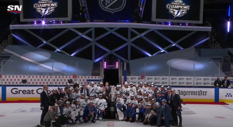 A voir : les joueurs de Tampa soulèvent la Coupe Stanley