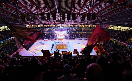 Les patinoires suisses pourraient rester en configuration assise à long terme