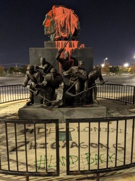 Un monument avec le logo des Blackhawks vandalisé