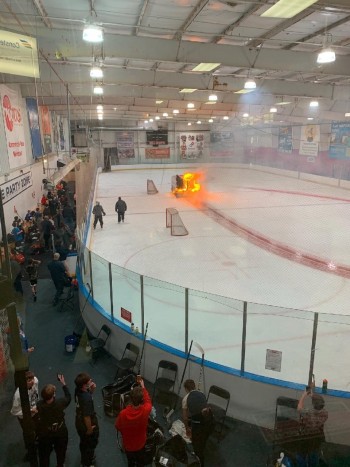 Un technicien conduit sa Zamboni... en feu