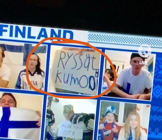 Un fan finlandais montre en direct une affiche raciste envers le peuple russe