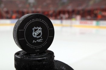 Des pucks déficients utilisés en ce début de saison en NHL