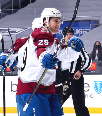 Nathan MacKinnon rejoint une courte liste des joueurs à 500 points avant leur 26 ans