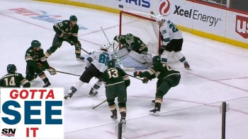 Brent Burns se joue des 5 joueurs du Wild pour marquer un but digne des meilleurs attaquants