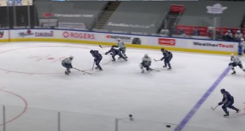 Auston Matthews enrhume Jalen Chatfield avant de tromper Braden Holtby