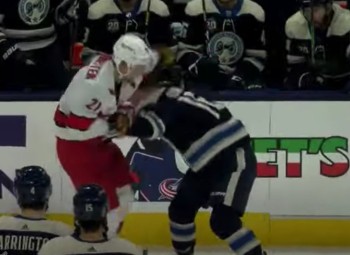 Un premier combat en NHL pour Nino Niederreiter