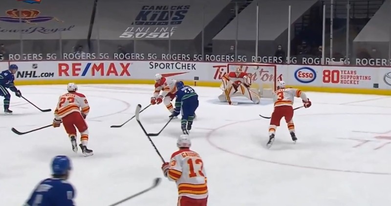 Une jolie feinte de passe de Quinn Hughes avant de marquer