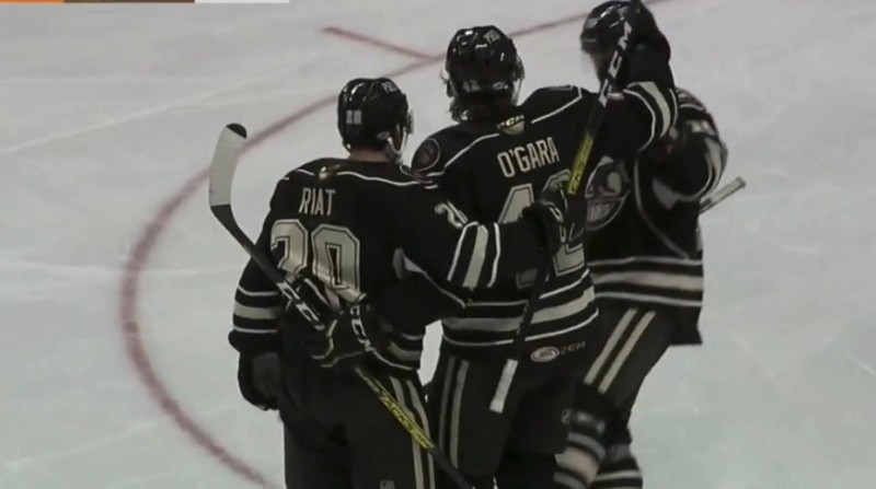 Damien Riat signe son premier point en AHL lors d'un but assez original