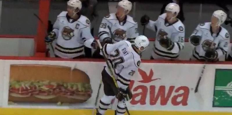 Damien Riat marque son premier but en AHL face à Gilles Senn