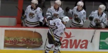 Damien Riat marque son premier but en AHL face à Gilles Senn