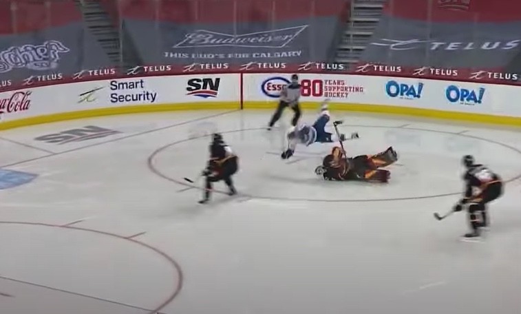Une violente collision entre Jacob Markstrom et Tanner Pearson