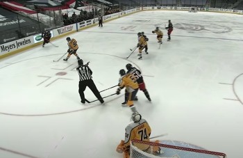 Un juge de ligne qui bloque la vision du gardien des Predators