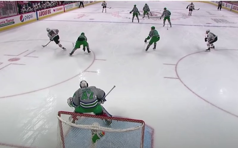 Patrick Kane bat  James Reimer après un Spin-O-Rama