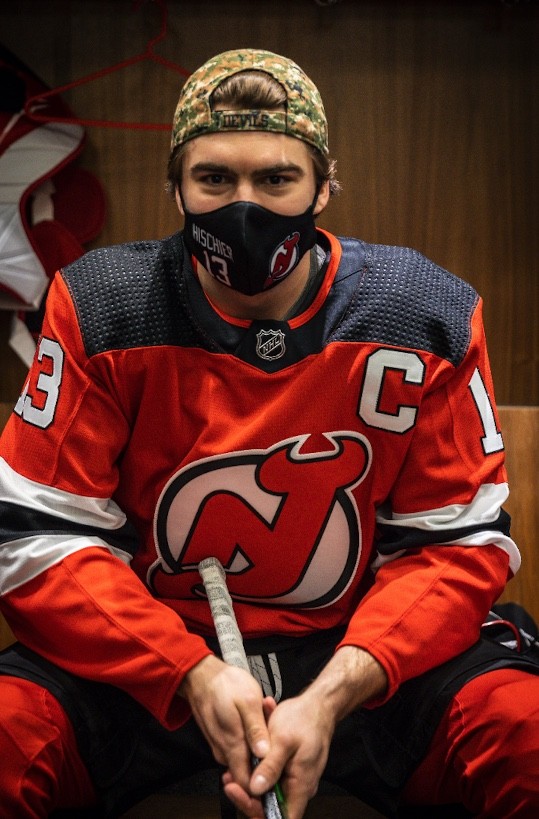 Nico Hischier avec son nouvel ornement