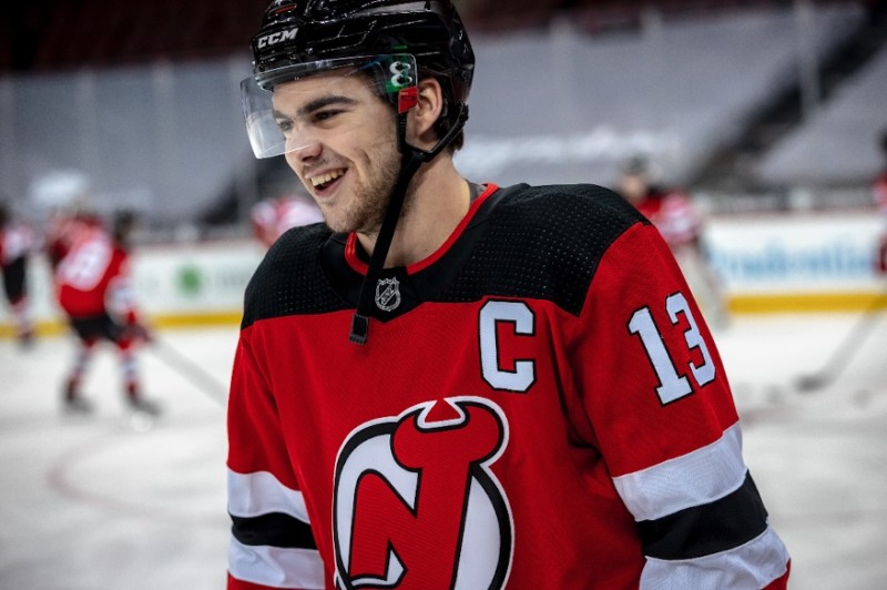 Nico Hischier pique la place de plus jeune capitaine de NHL en activité à Connor McDavid