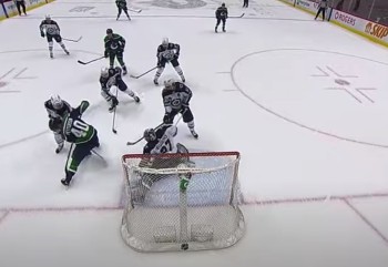 Elias Pettersson marque dos au but entre ses jambes