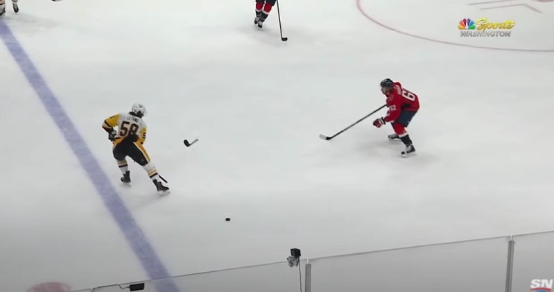 Kris Letang n'a vraiment pas eu de chance avec ses crosses face aux Capitals