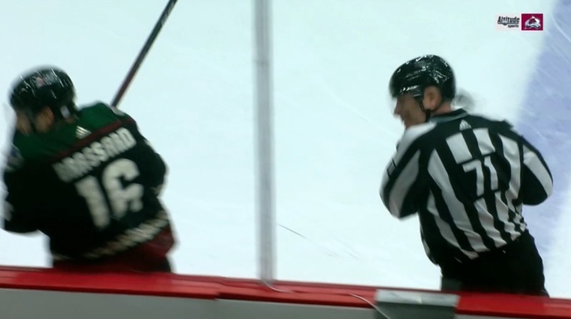 Un juge de ligne forcé de quitter le match après avoir reçu le puck en pleine tête