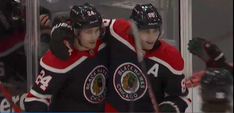 Pius Suter marque le but gagnant dans une large victoire des Blackhawks, deux points pour Roman Josi