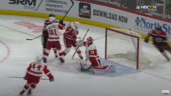 Alex Biega marque un douloureux autogoal du visage