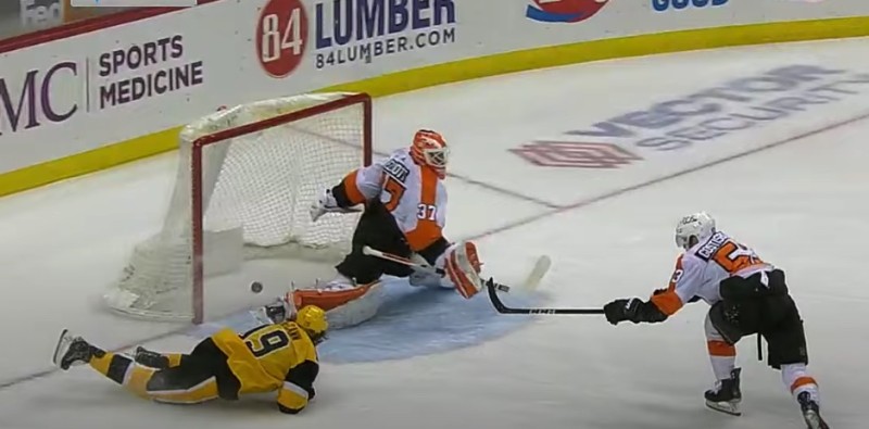 Jared McCann  marque dans une position impossible