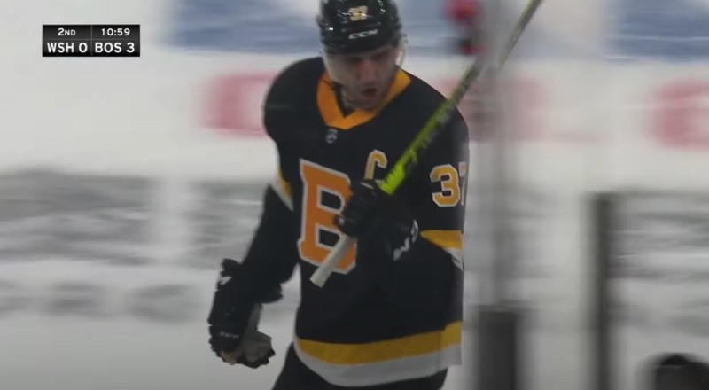 Et Patrice Bergeron remercie Jarred Tinordi sur le banc des pénalités après avoir marqué