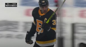 Et Patrice Bergeron remercie Jarred Tinordi sur le banc des pénalités après avoir marqué