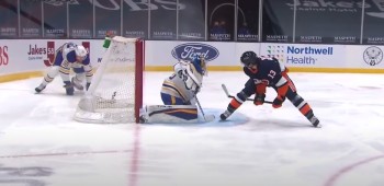 Mathew Barzal s'offre un superbe but entre les jambes