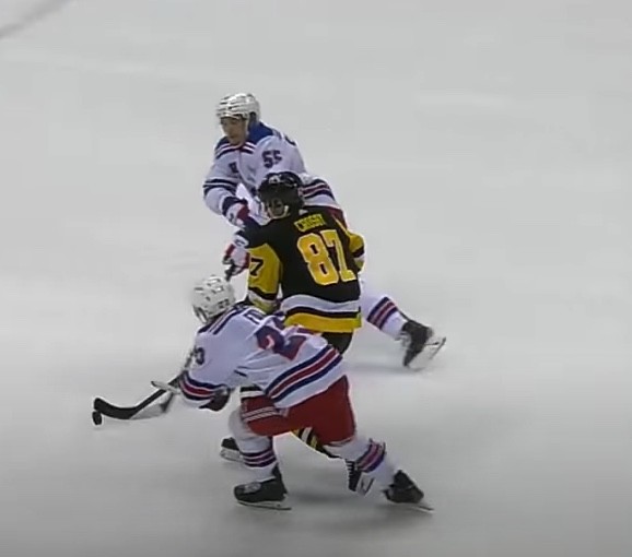 Sidney Crosby se faufile entre deux adversaires avant de marquer
