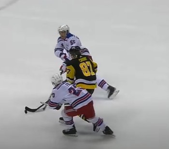 Sidney Crosby se faufile entre deux adversaires avant de marquer