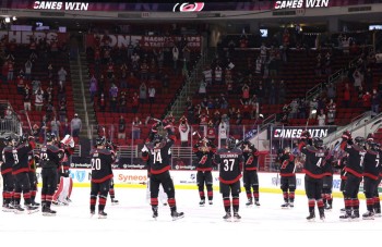 Les Hurricanes gagnent un sixième match consécutif, Roman Josi sur la touche