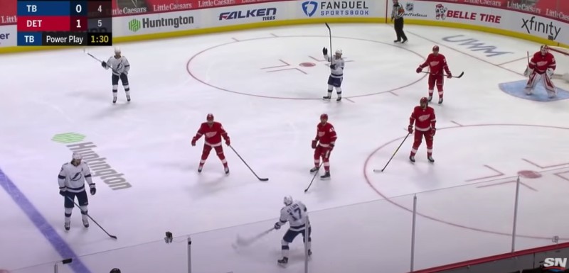 Une sirène un trop expressive lors du match entre le Lightning et les Red Wings