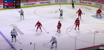 Une sirène un trop expressive lors du match entre le Lightning et les Red Wings