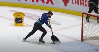 Un membre du ice crew des Canucks qui fait le buzz