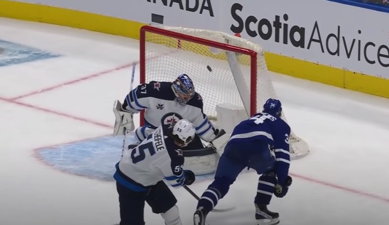 Auston Matthews offre la victoire aux Leafs de magnifique façon