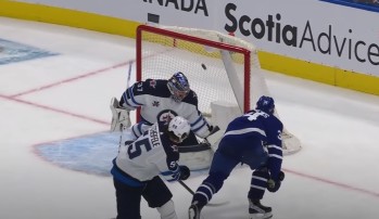 Auston Matthews offre la victoire aux Leafs de magnifique façon