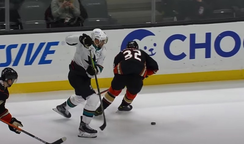 Evander Kane mystifie Jacob Larsson pour offrir un but facile à Kevin Labanc