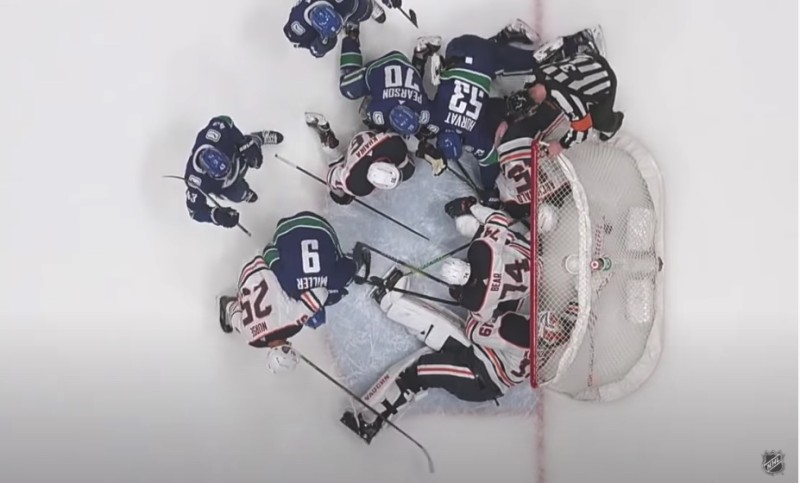 Les Canucks marquent un but quelque peu brouillon