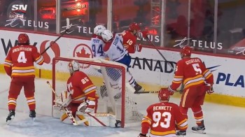 Collision douloureuse entre Nick Suzuki et Corey Perry après avoir manqué leur charge sur le même homme