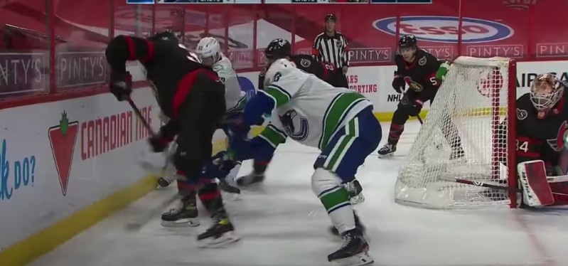 Colin White fait un superbe assist à... son adversaire