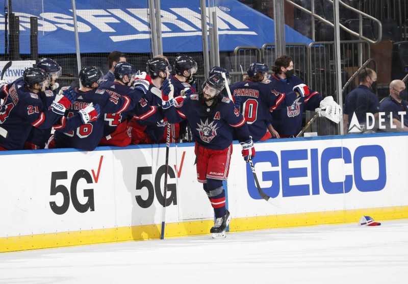 Les Rangers forcés de jouer sans leurs coaches habituels l'emportent... 9-0