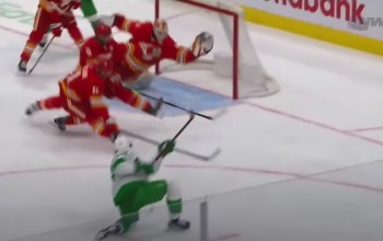Jakob Markstrom frustre Auston Matthews avec un superbe arrêt