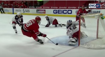 Elvis Merzlikins réussi un petit miracle en prolongation face à Martin Necas