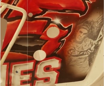 Petr Mrazek est un grand fan de Roger Federer au point de la faire figurer sur son masque